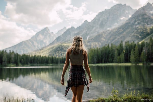Девушка у озера в горах
