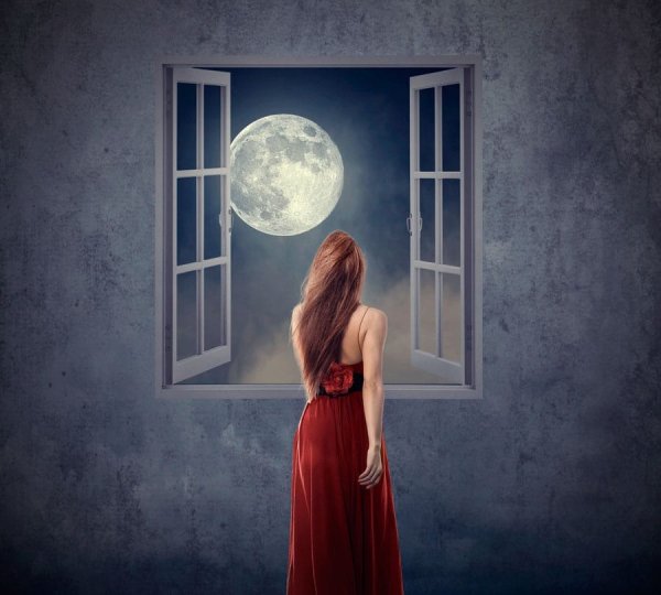 Луна в окне
