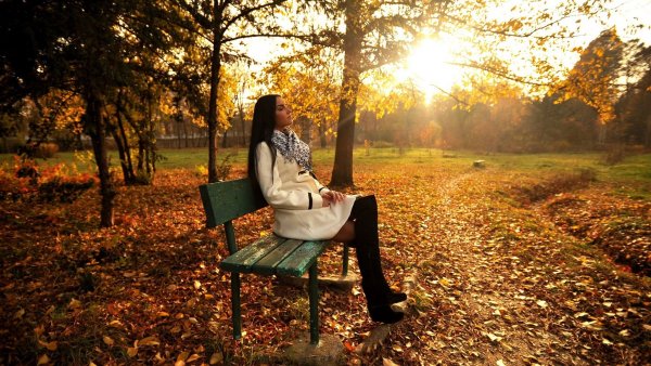 Девушка на фоне осеннего парка
