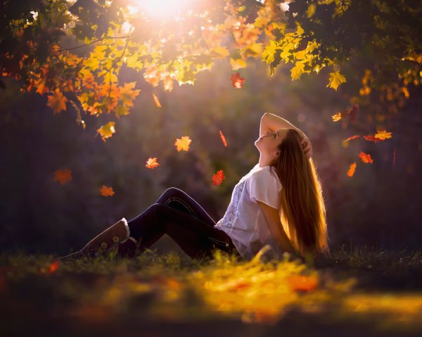 Девушка с листьями осень