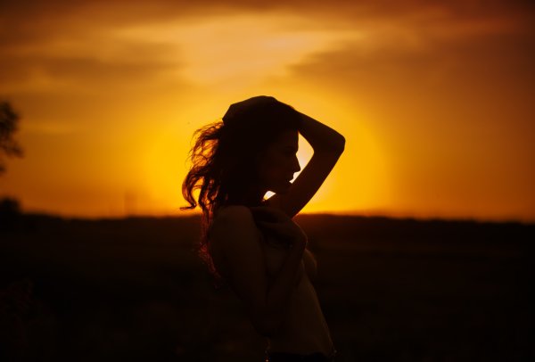 Девушка на фоне солнца