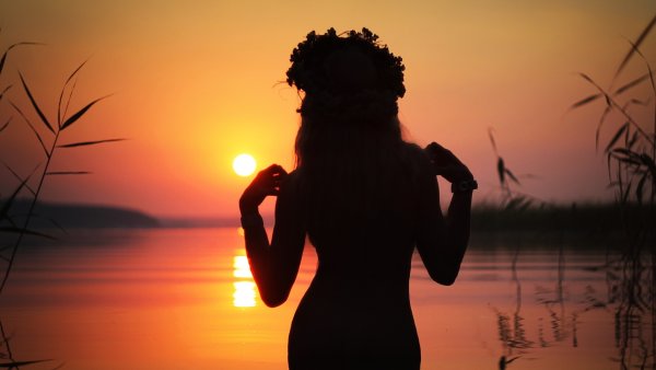 Девушка на фоне заката солнца