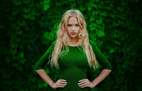 Девушка на фоне зеленого леса
