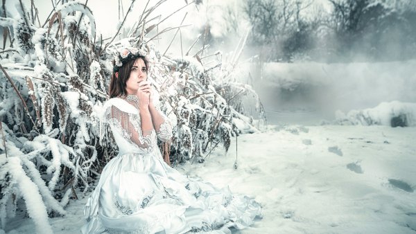 Девушка на фоне зимы