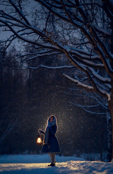 Девушка на фоне зимнего леса