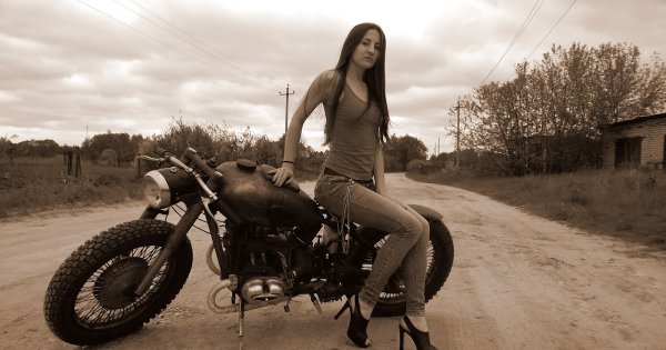 Девушка на мотоцикле Урал
