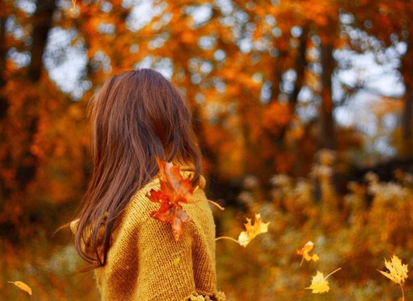 Девочка спиной осень