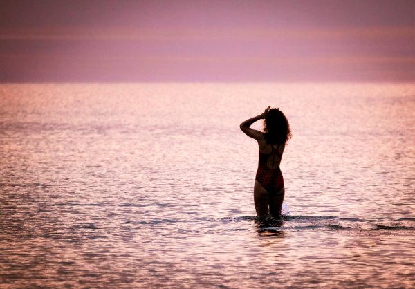 Девушка на пляже на фоне заката