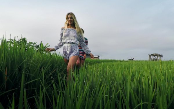 Девушка в высокой траве