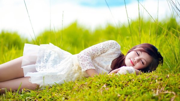 Девушка спит на траве