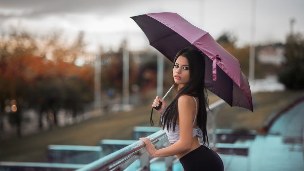 Девушка одна под зонтиком обои