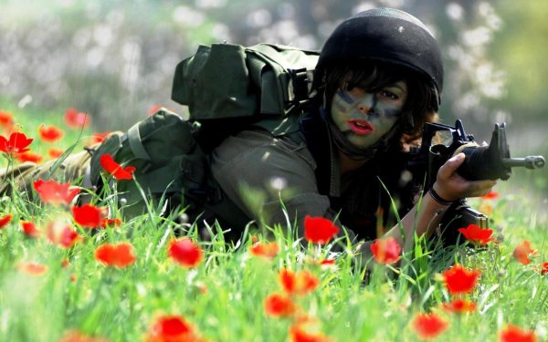 Солдат с цветком