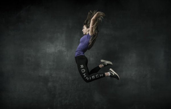 Спортивная девушка в прыжке