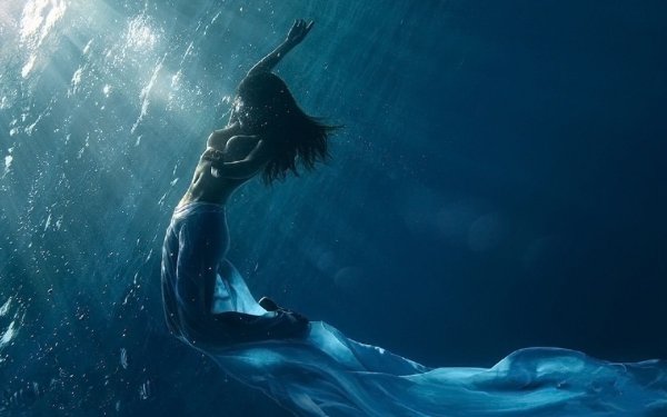 Девушка Русалка под водой
