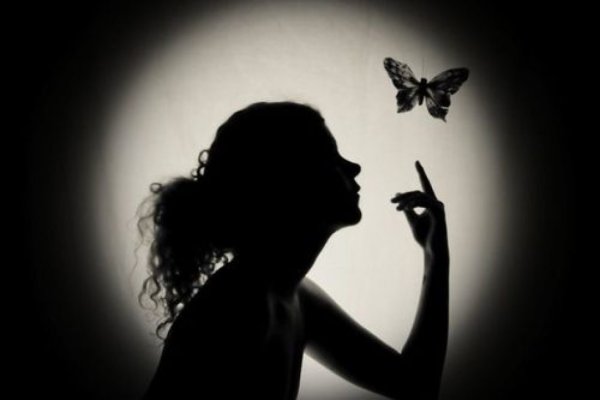 Девушка с бабочкой черная