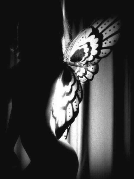 Девушка с бабочками на черном фоне