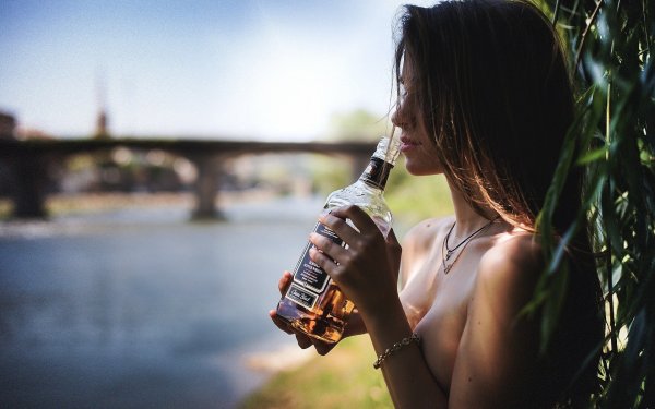 Девушка с бутылкой алкоголя