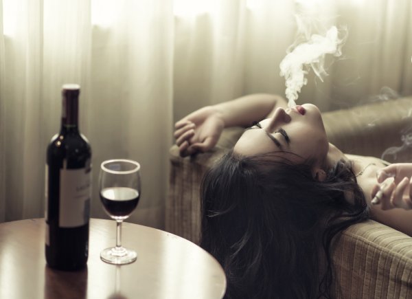 Девушка с вином и сигаретой