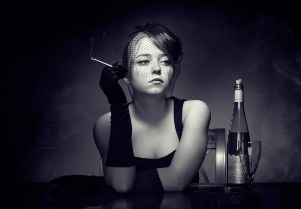 Девушка с вином и сигаретой