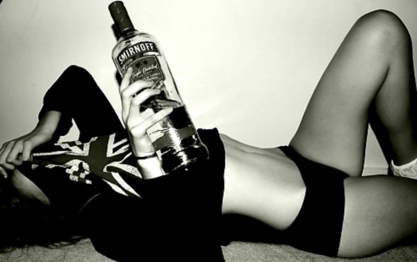Девушка с бутылкой алкоголя