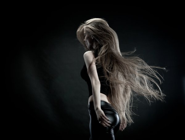 Девушка с длинными распущенными волосами