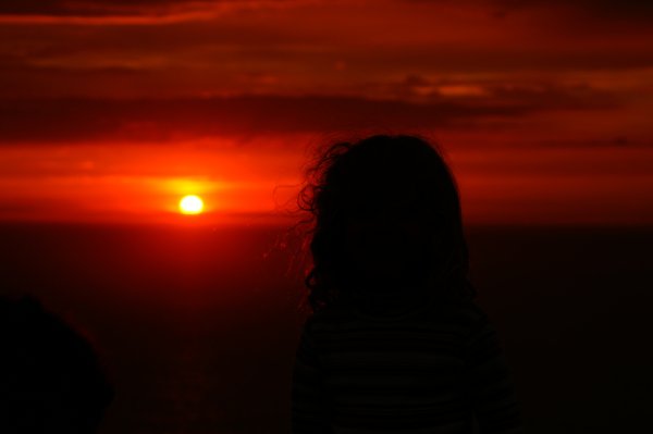 Женщина на закате солнца