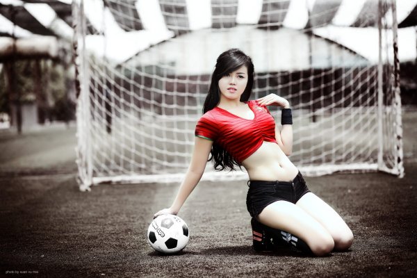 Женщина с футбольным мячом