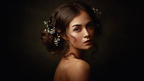 Девушка с цветком на черном фоне