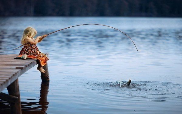 Девушка ловит рыбу