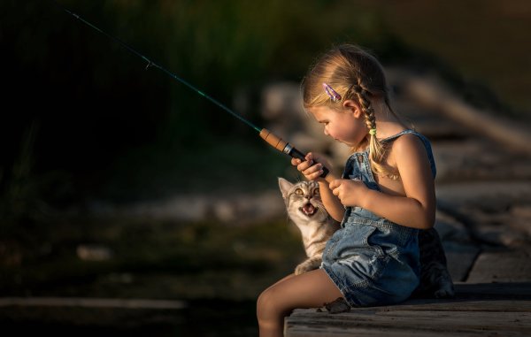 Девушка рыбачит
