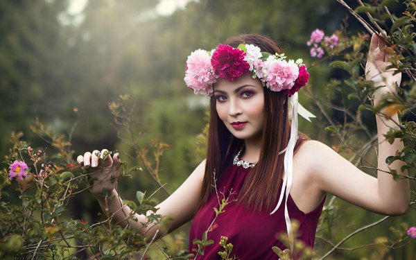Девушка с венком из цветов на голове