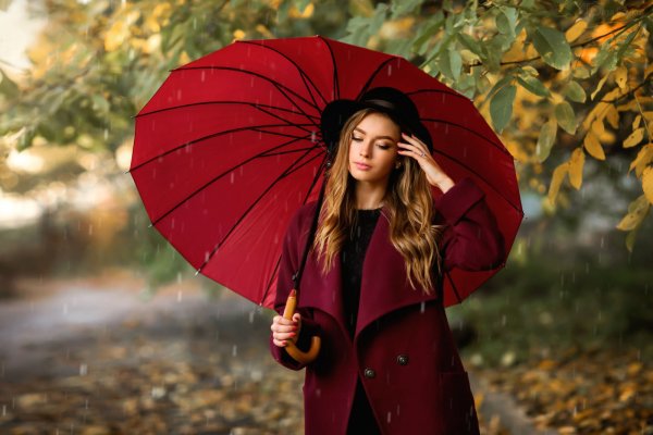 Девушка с красным зонтиком