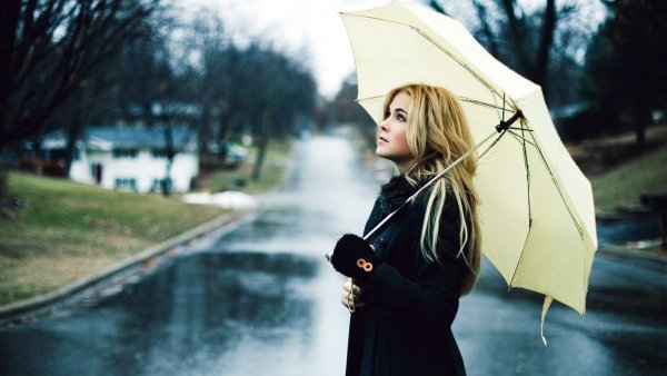Девушка с зонтов под дождем