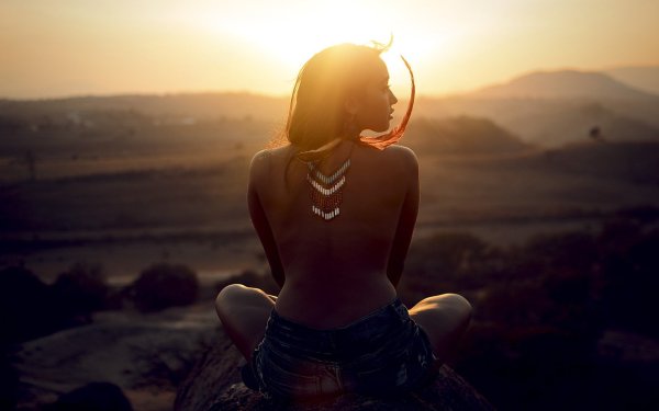 Девушка спиной на закате солнца