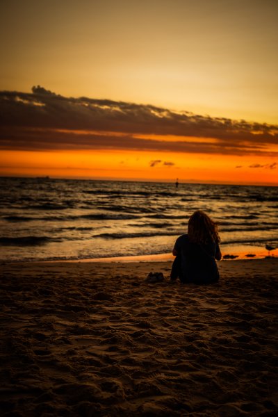 Девушка на берегу моря на закате