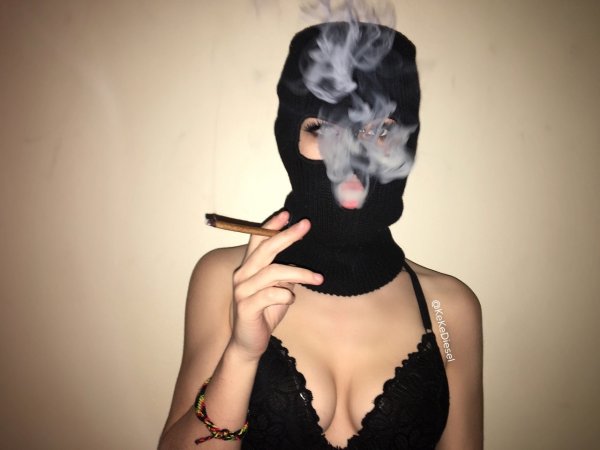 Курящая девушка в маске