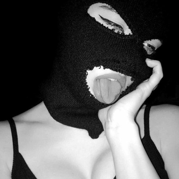 Девушка в маске Балаклаве