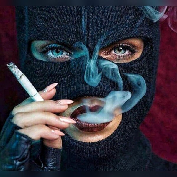 Девушка в Балаклаве с сигаретой