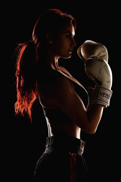 Девушка в боксерских перчатках