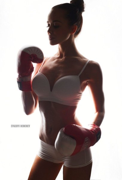 Красивая девушка в боксерских перчатках