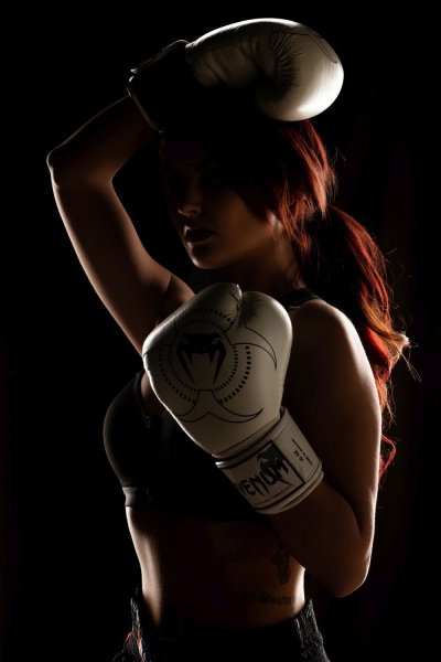 Красивая девушка в боксерских перчатках