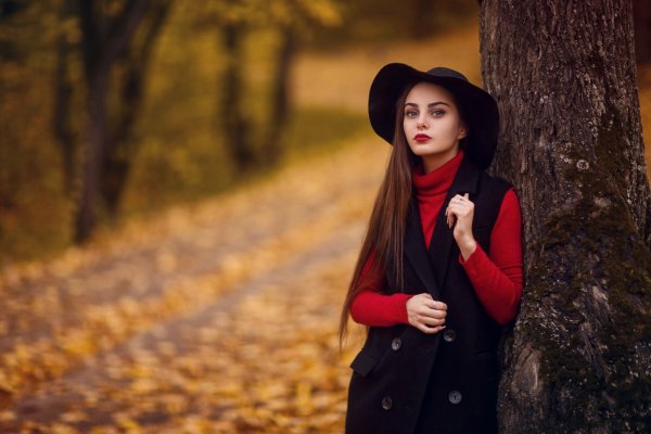 Девушка в пальто осенью