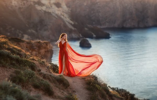 Девушка в Красном длинном платье