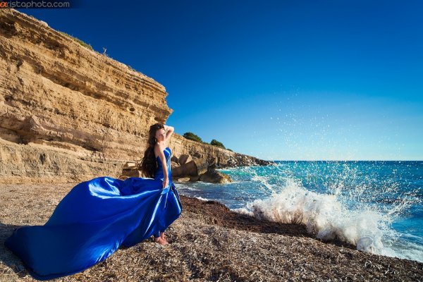 Девушка на берегу в синем платье