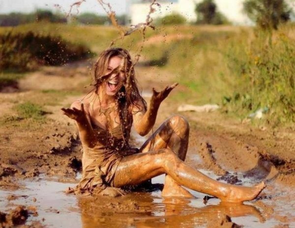 Красивые девушки в грязи
