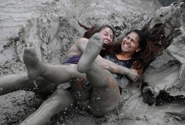Девочки купаются в грязи