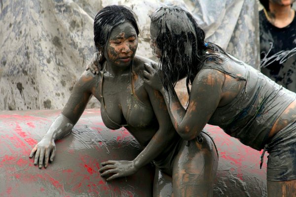 Девушки в грязи купаются