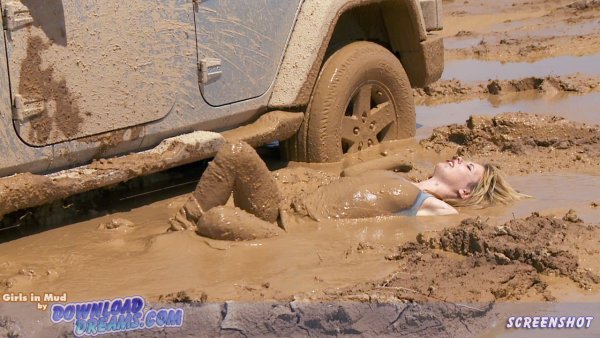 Горячая девушка в грязи