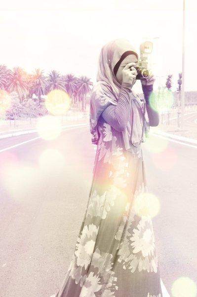 Девушка в хиджабе с цветами