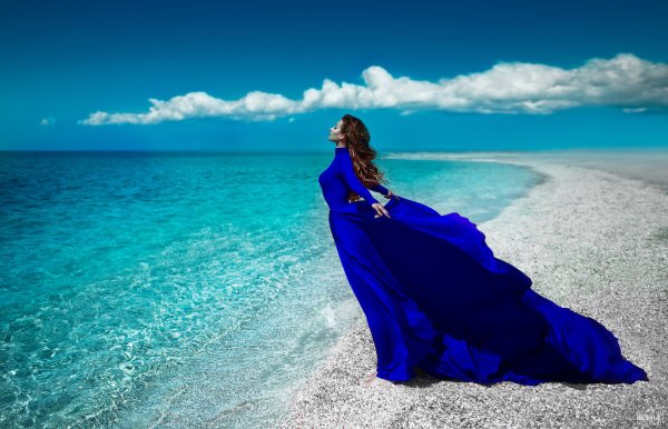 Длинное платье на море